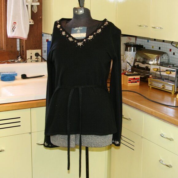 SML Design Knit Blouse With Decorations - Picture 1 of 6
